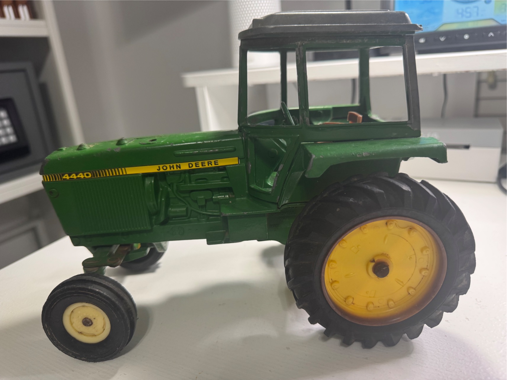Vintage 1960s ERTL John Deere 2010 Industrial Wide-Front Tractor (1:16 Scale) — Heavy Die-Cast Vintage Toy - Image 8