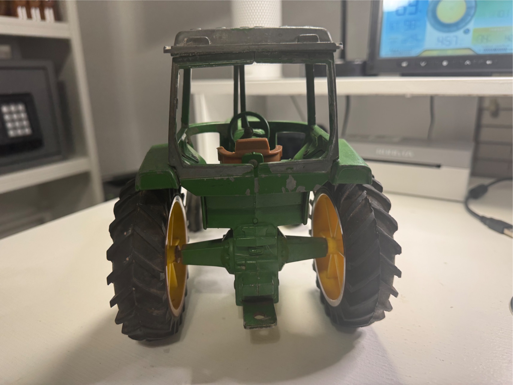Vintage 1960s ERTL John Deere 2010 Industrial Wide-Front Tractor (1:16 Scale) — Heavy Die-Cast Vintage Toy - Image 5