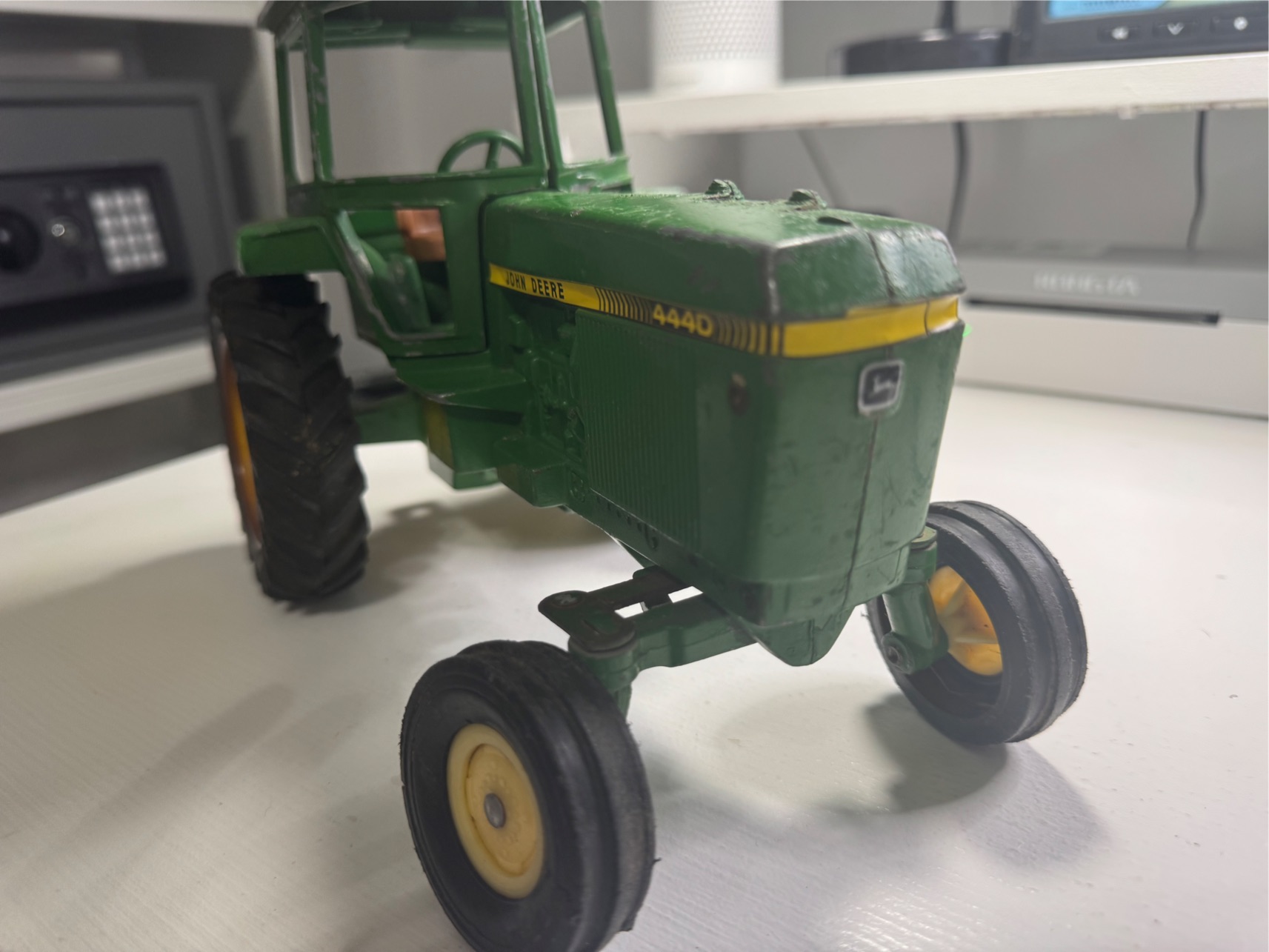 Vintage 1960s ERTL John Deere 2010 Industrial Wide-Front Tractor (1:16 Scale) — Heavy Die-Cast Vintage Toy - Image 4