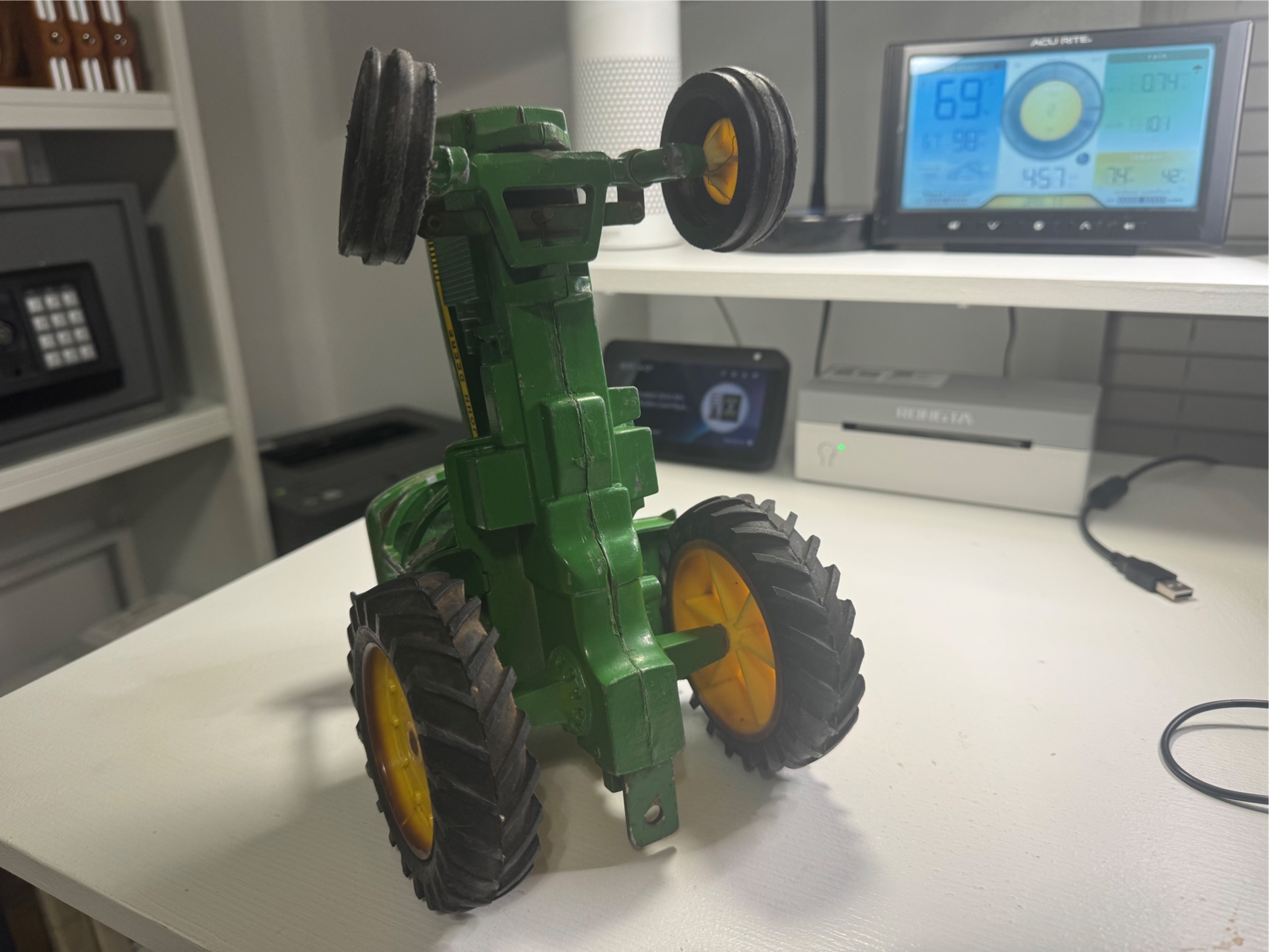 Vintage 1960s ERTL John Deere 2010 Industrial Wide-Front Tractor (1:16 Scale) — Heavy Die-Cast Vintage Toy - Image 3