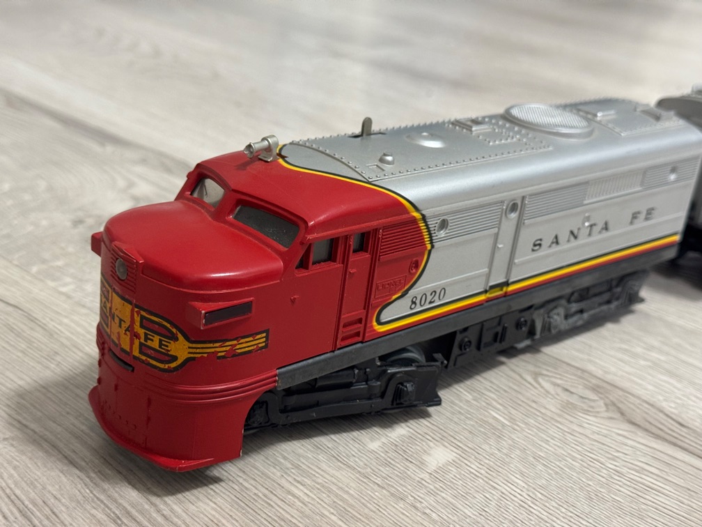 Vintage 1970s Lionel O Gauge Santa Fe Diesel Train Set – Alco A/B Locomotives & 6 Freight Cars, Massive Track Lot