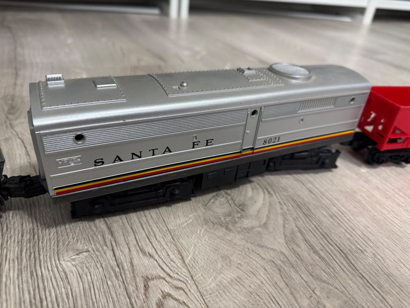 Vintage 1970s Lionel O Gauge Santa Fe Diesel Train Set – Alco A/B Locomotives & 6 Freight Cars, Massive Track Lot - Image 17