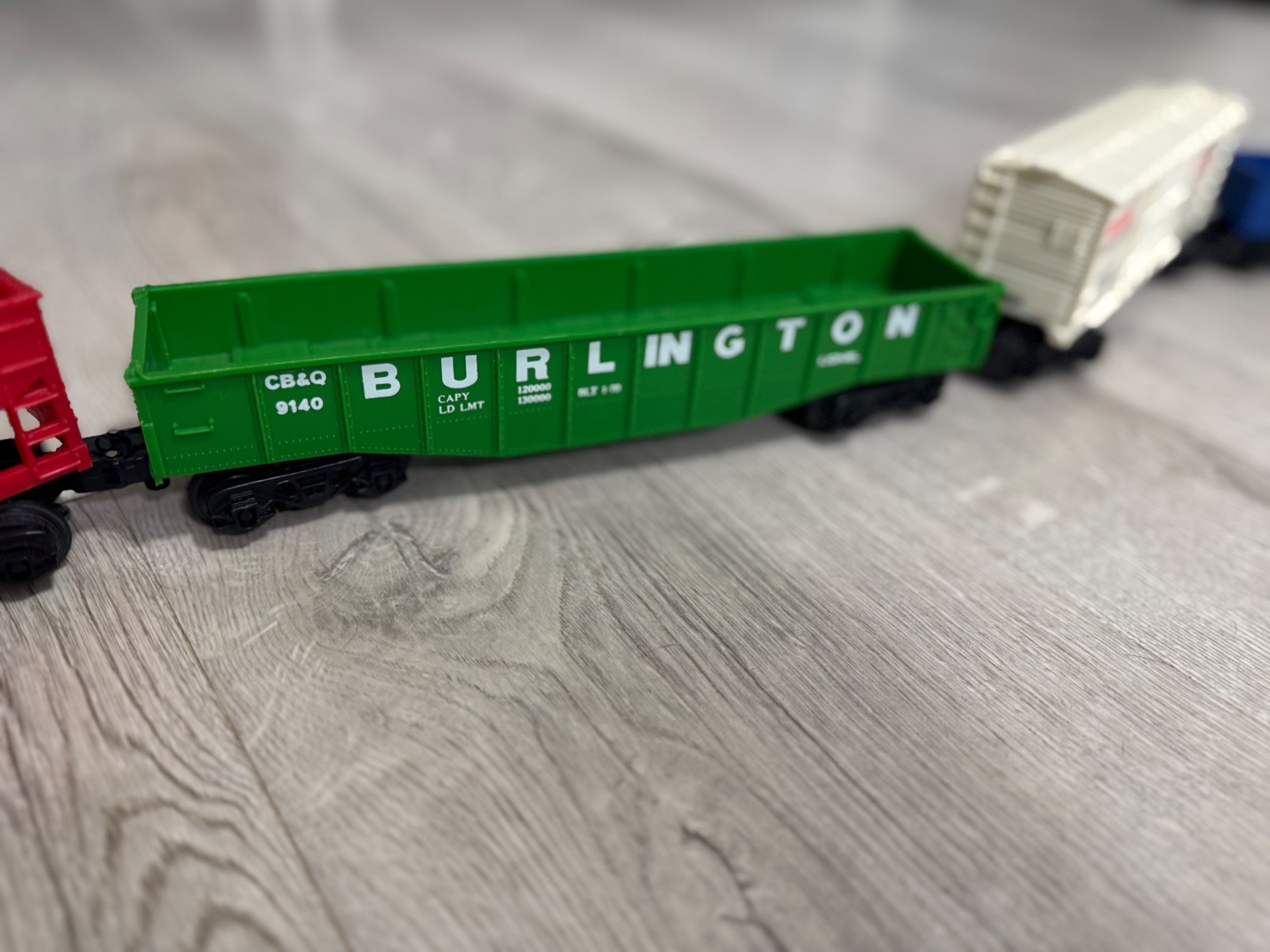 Vintage 1970s Lionel O Gauge Santa Fe Diesel Train Set – Alco A/B Locomotives & 6 Freight Cars, Massive Track Lot - Image 7