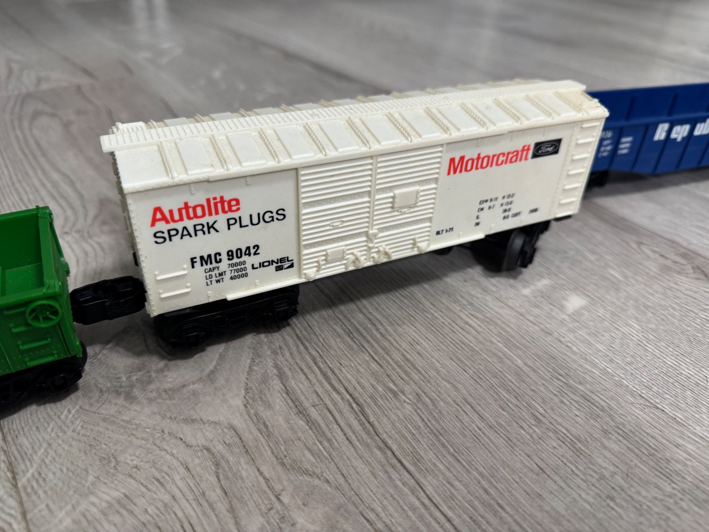 Vintage 1970s Lionel O Gauge Santa Fe Diesel Train Set – Alco A/B Locomotives & 6 Freight Cars, Massive Track Lot - Image 8