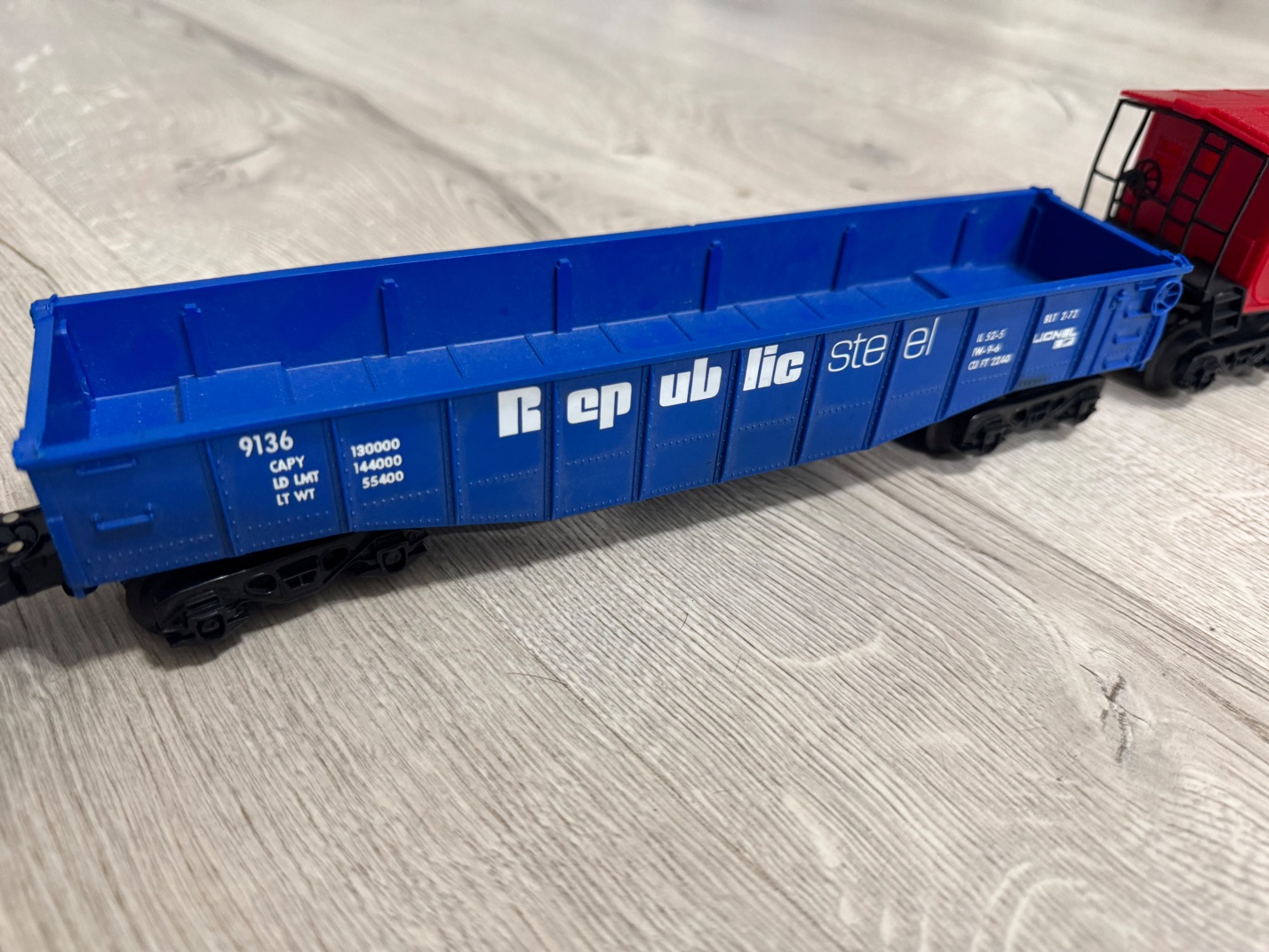 Vintage 1970s Lionel O Gauge Santa Fe Diesel Train Set – Alco A/B Locomotives & 6 Freight Cars, Massive Track Lot - Image 15