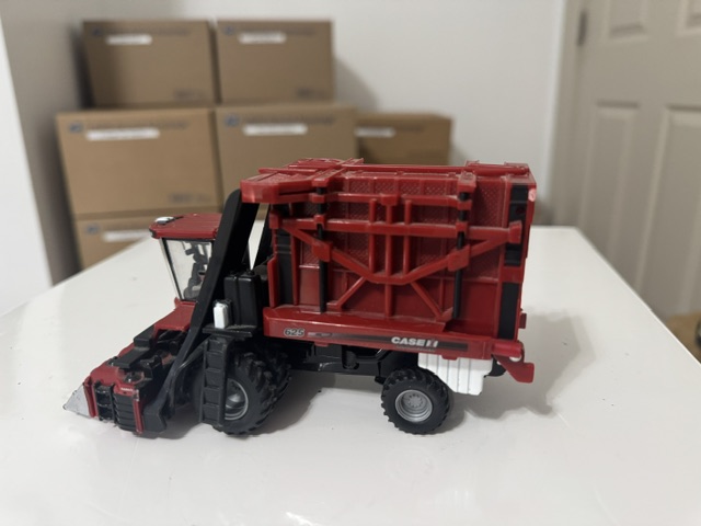 Case IH Module Express 625 Cotton Picker Toy - Image 4